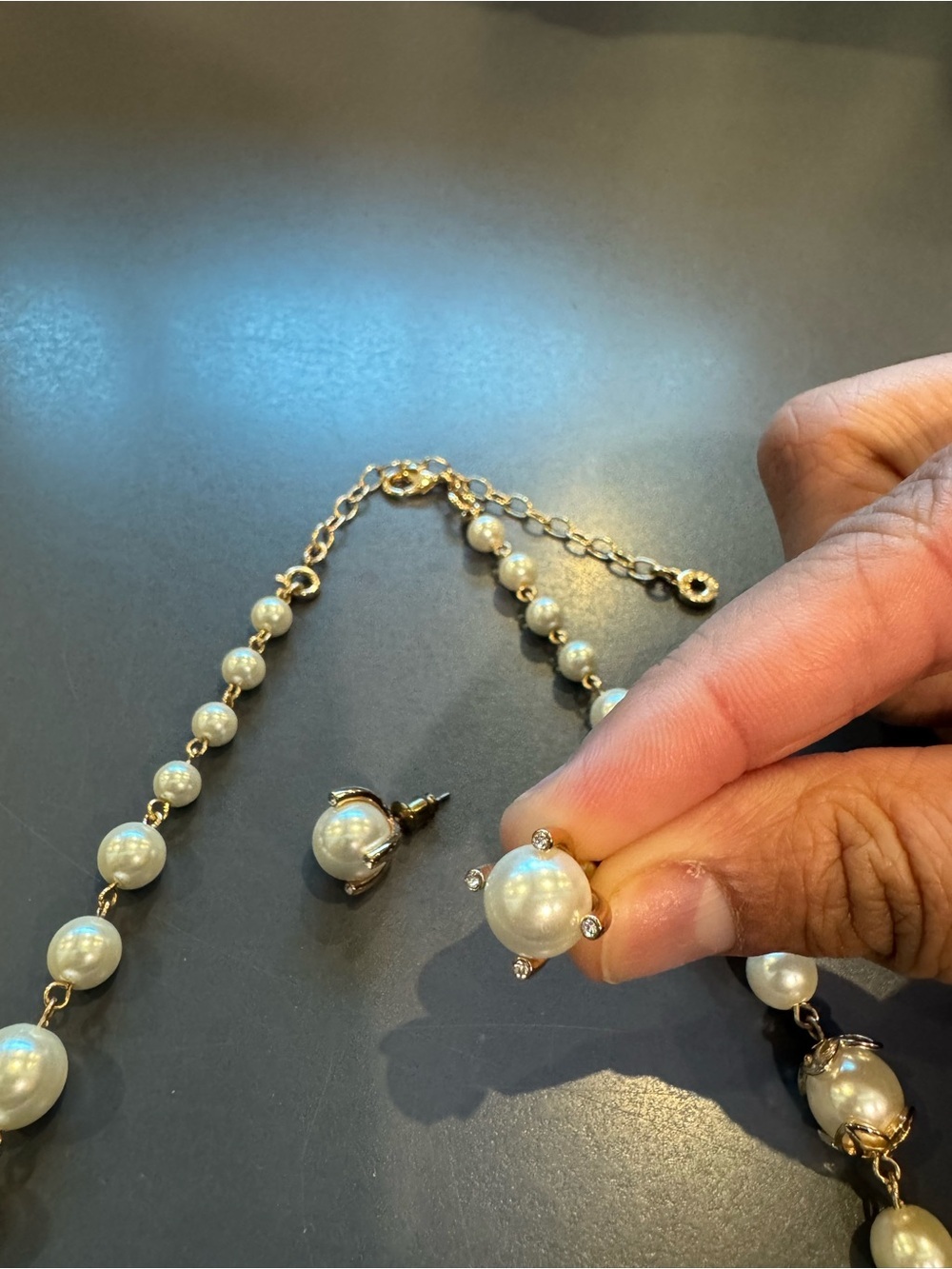 Elegant Faux Pearl Necklace & Matching Stud Earrings Set - Never Worn - Picture 4 of 4